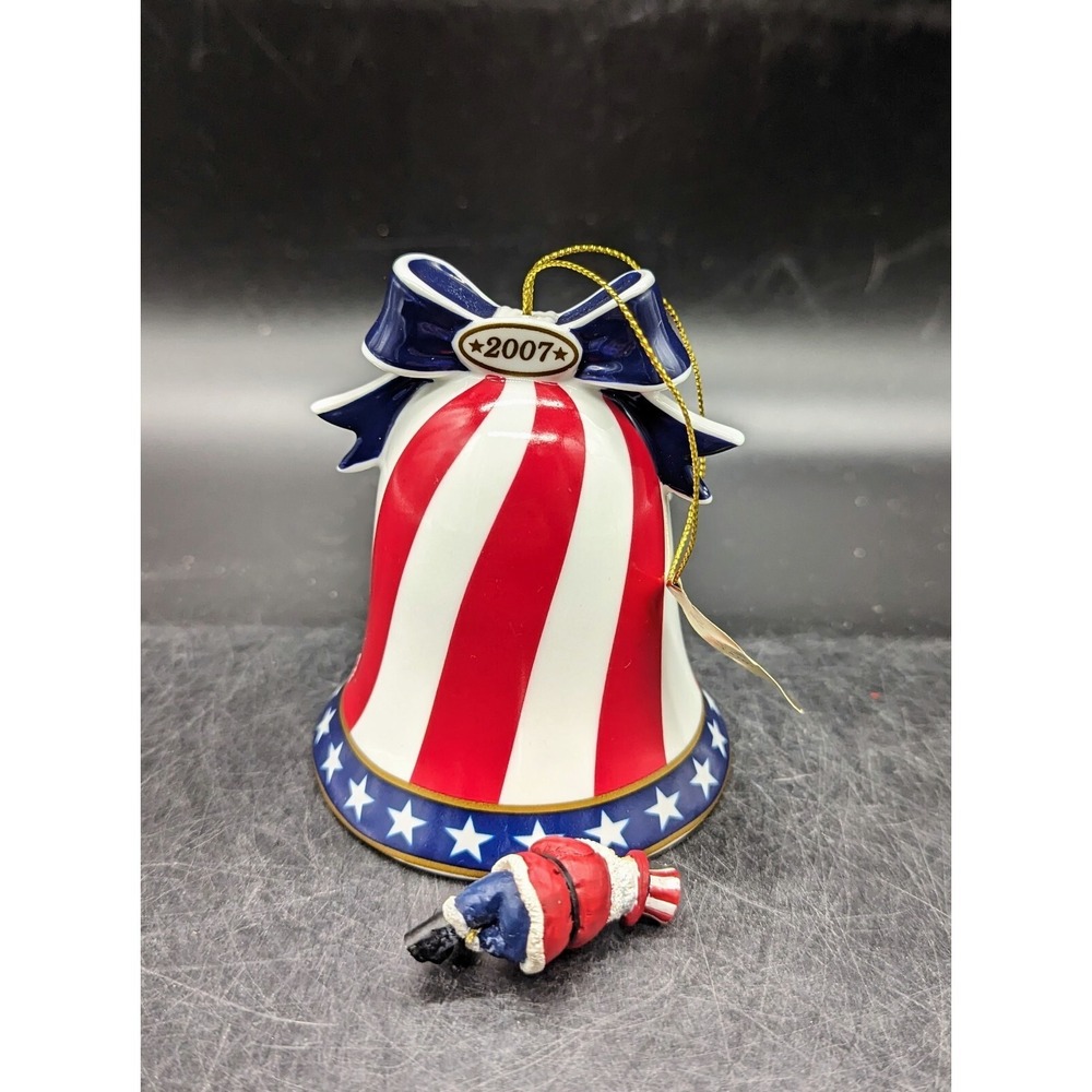 DANBURY MINT ANNUAL PATRIOTIC ORNAMENTS‎ - 2007 BELL WITH SANTA